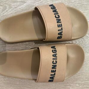 Balenciaga women’s pool slide in beige